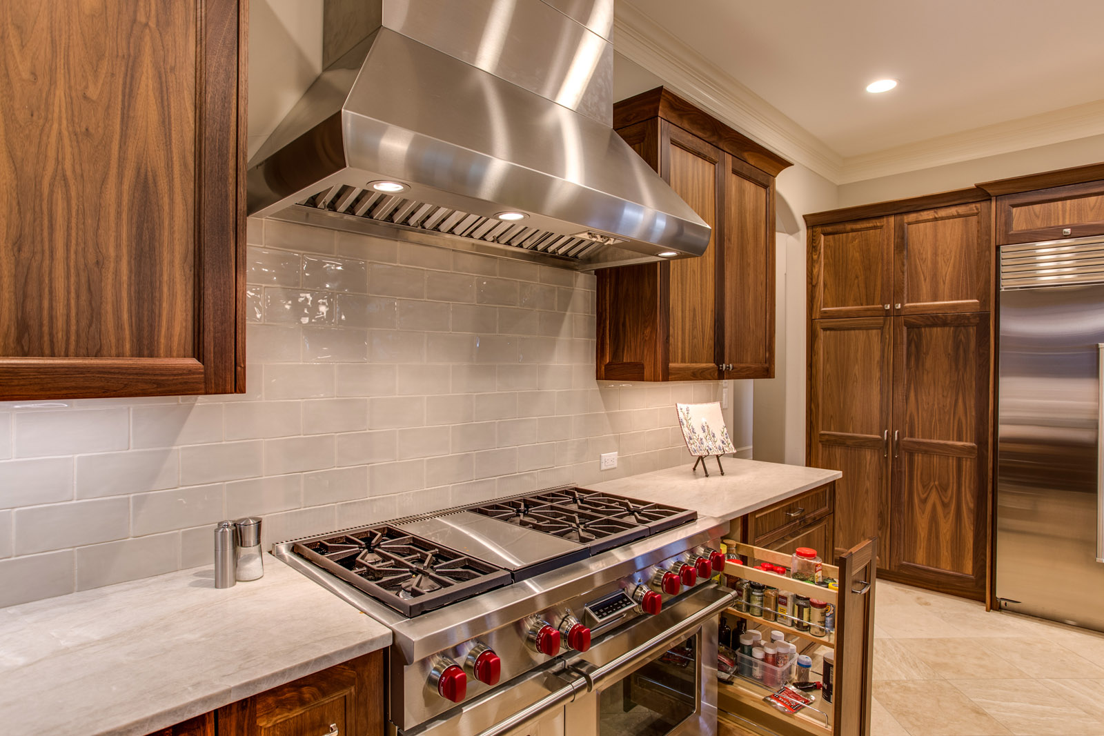 17 Kitchen range with spice drawer