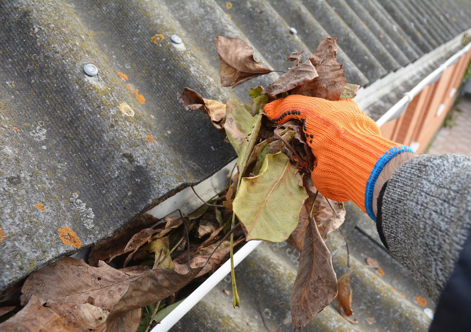 Slanting Gutter Gutter Cleaning in Boston, MA| Elite Gutters | (857) 939-0911